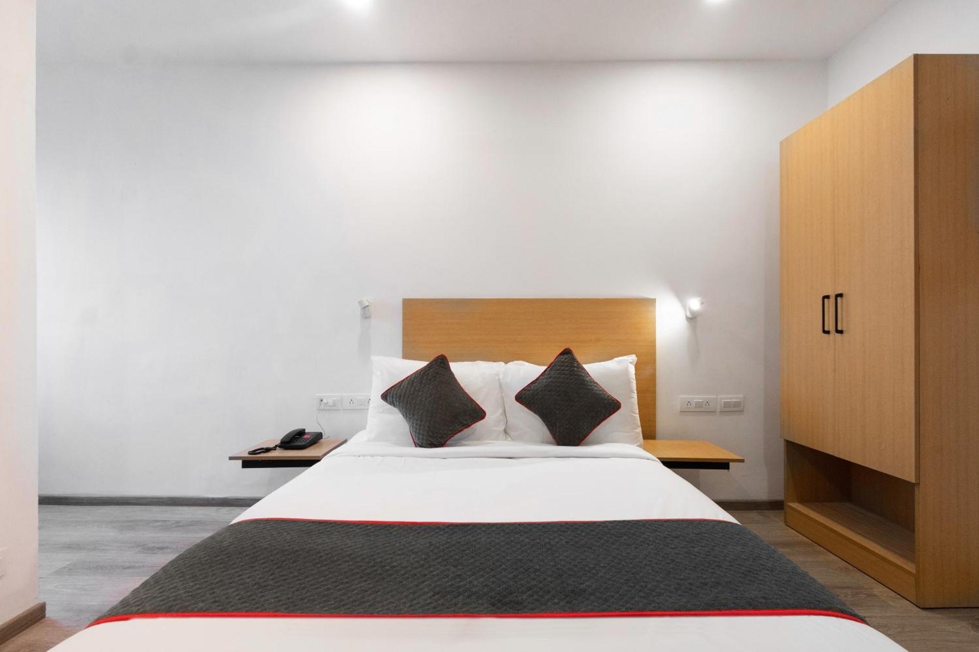 Townhouse Hotel Mannat International Колката Екстериор снимка